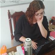 Profesora de literatura y estudiante de maestra de grado imparte clases de lengua y literatura